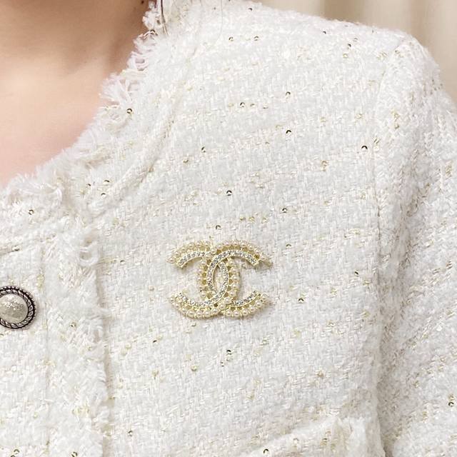 Chanel The new Chanel pearl and diamond brooch is the most understanding accesso