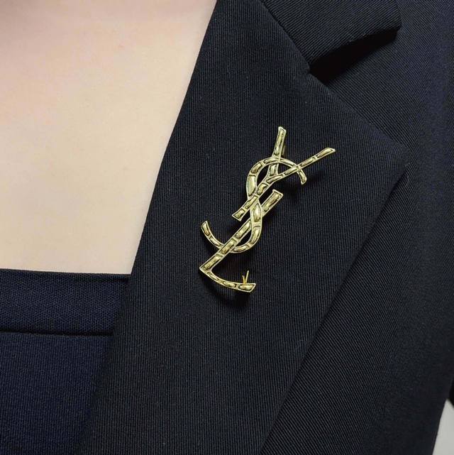 Ysl The new retro wood texture brooch from Saint Laurent is the most understandi