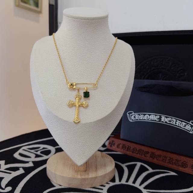 New counter quality Chrome Hearts Chrome Hearts brooch green diamond cross neck