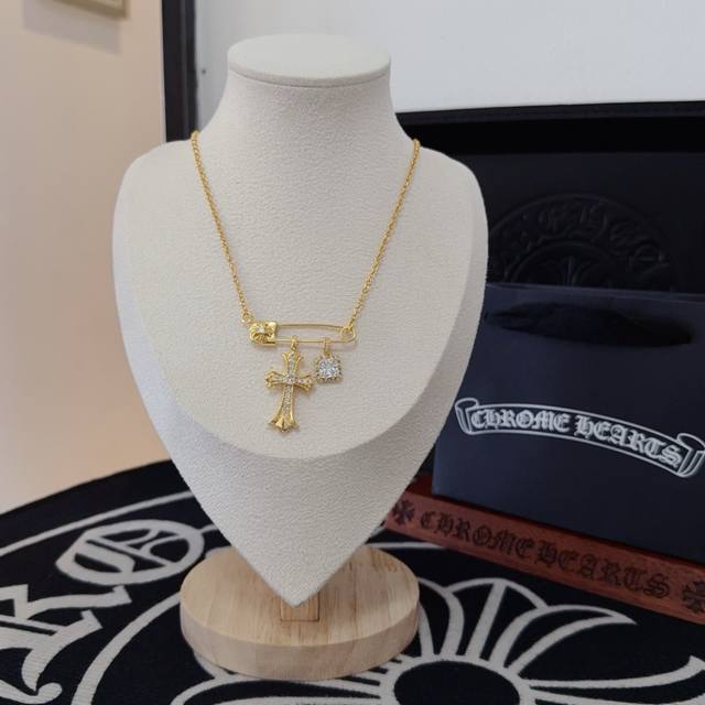 New counter quality Chrome Hearts Chrome Hearts brooch white diamond cross neck