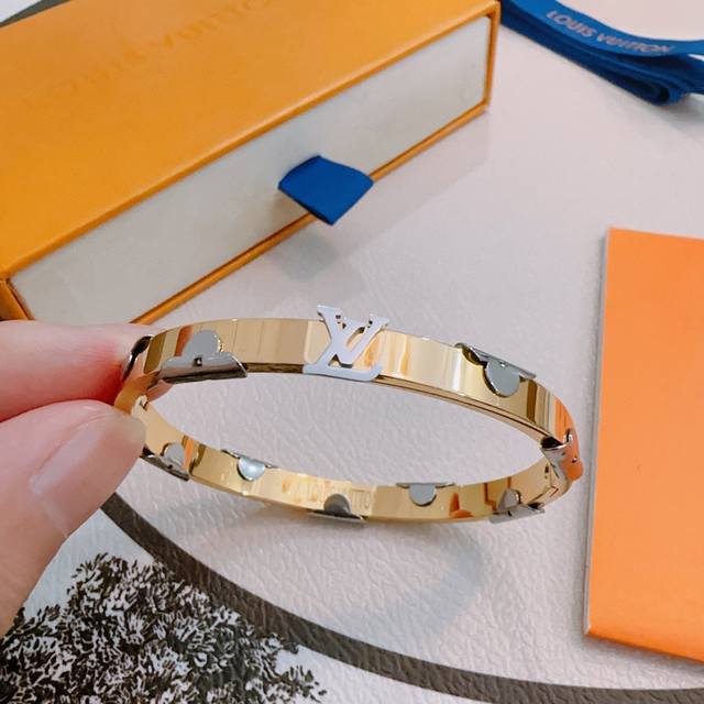 Lv bracelet new model open mold trendy fashion essential men and women can wear