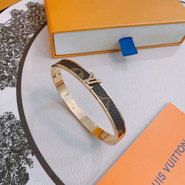 Lv bracelet new model open mold trendy fashion essential men and women can wear