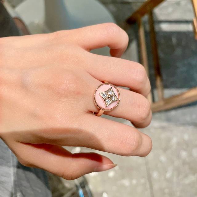 New Lv Louis Vuitton imported rhinestone four-leaf clover series ring! A must-h