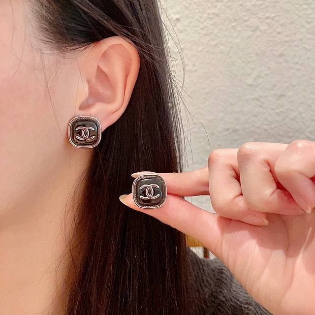 Chanel Chanel vintage double C earrings original replica logo. Chanel's styles r