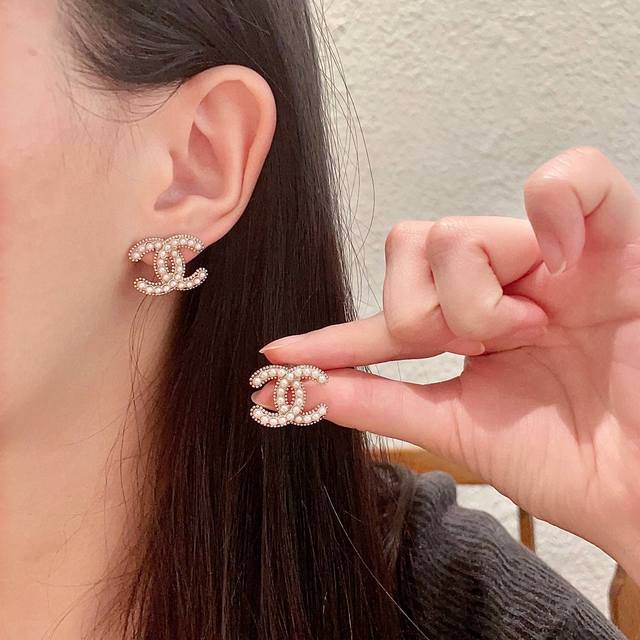 Chanel Chanel second-hand double C earrings. Chanel's styles really need no intr