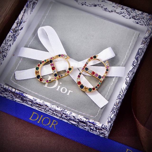 Dior's new style is loved by all the top brands. Dior's new bee earrings are mad