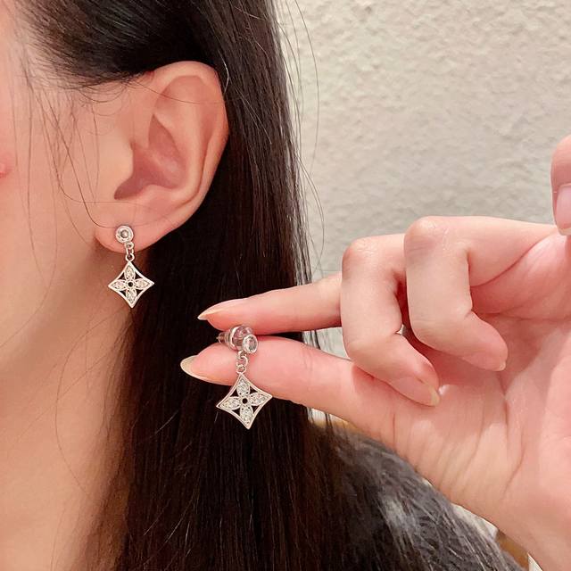 Lv Louis Vuitton 2025 early spring new earrings classic old flower earrings supe