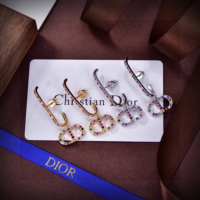 Dior's new style is loved by all the top brands. Dior's new bee earrings are mad