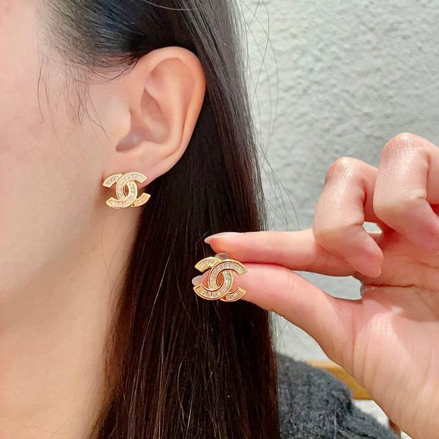 Chanel Chanel second-hand double C earrings. Chanel's styles really need no intr
