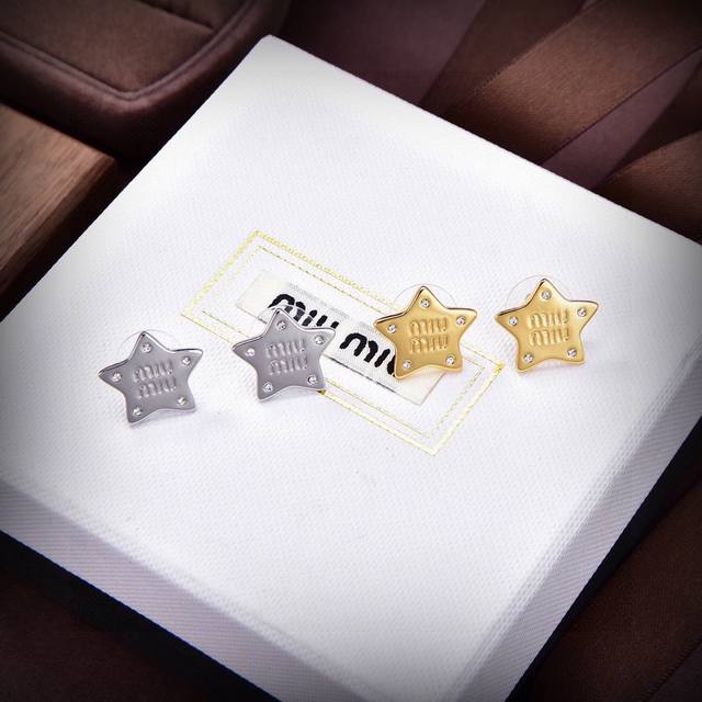 Miumiu The latest five-pointed star earrings from the Paris show. This earring w