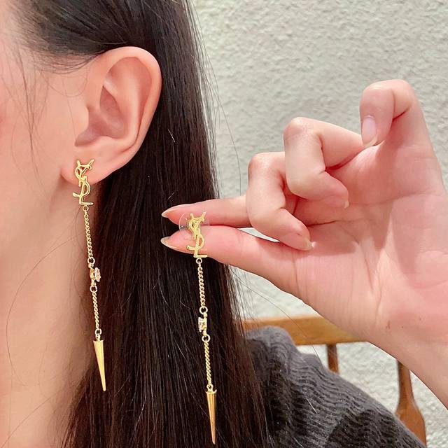 New YSL Saint Laurent earrings are always more beautiful than classic Chanel in
