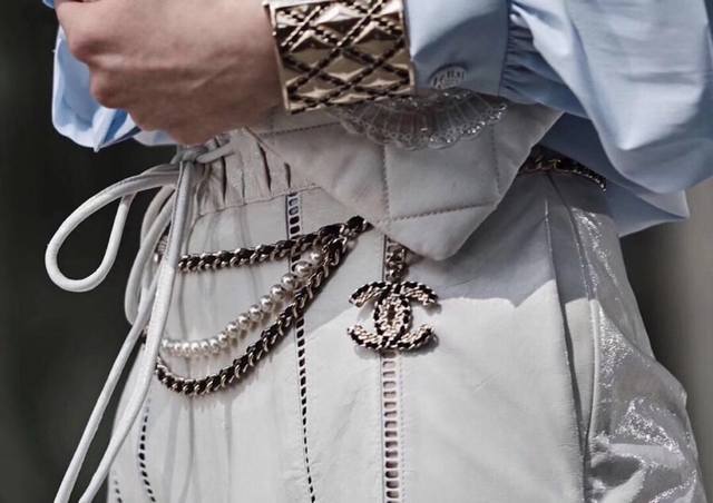 Chanel Chanel black leather waist chain Absolutely beautiful letter chain belt a