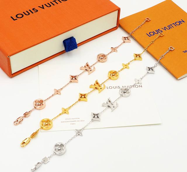 The iconic Lv letters of the Louis Vuitton brand are combined with the Idylle B
