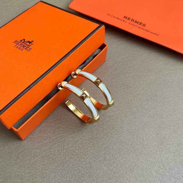 Hermes Hermes leather earrings are a new hit on the Internet. They are simple an
