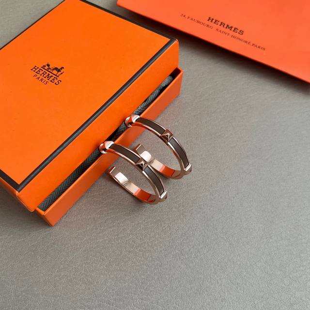Hermes Hermes leather earrings are a new hit on the Internet. They are simple an