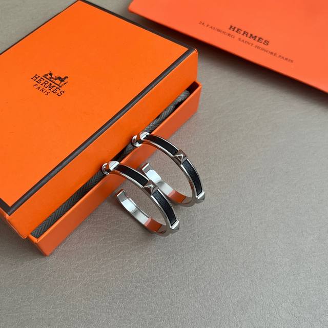 Hermes Hermes leather earrings are a new hit on the Internet. They are simple an