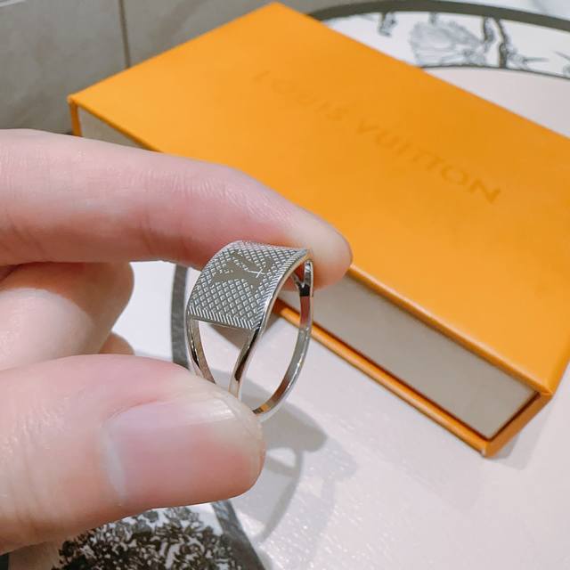 New original Lv ring Louis Vuitton Louis Vuitton counter consistent material po