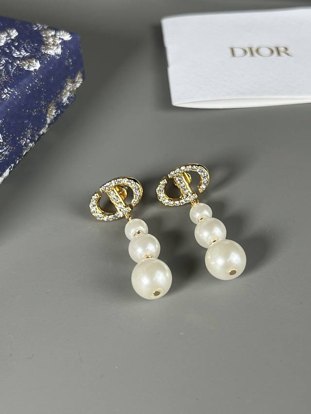 Dior new pearl earrings, Dior earrings new high-end customization, simple yet hi