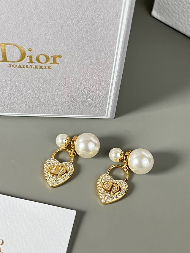 Dior new heart-shaped pearl and diamond earrings, same as the counter, brass mat