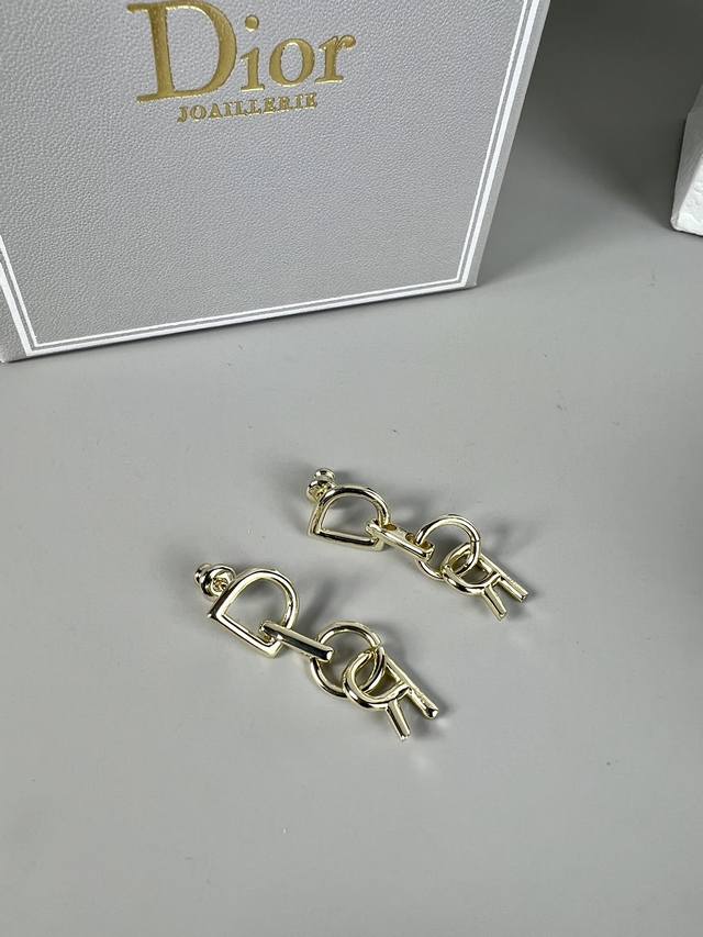Dior vintage logo earrings, light metallic color, classic and versatile, Vintage