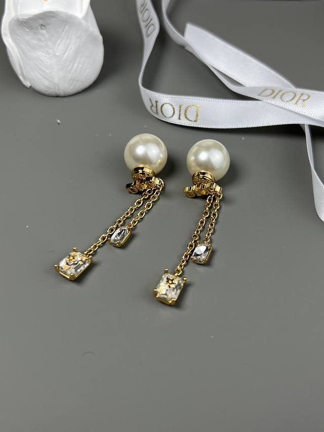 Dior earrings are loved by all the top brands. The new Dior earrings are made of