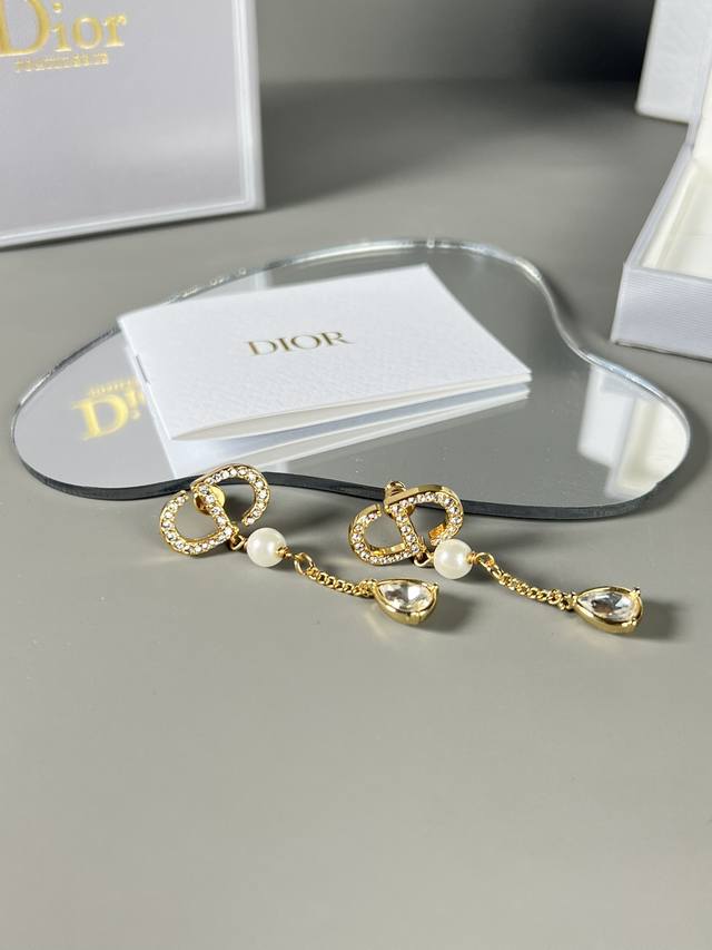 Dior new earrings, this pair of earrings is really elegant and smart, very versa