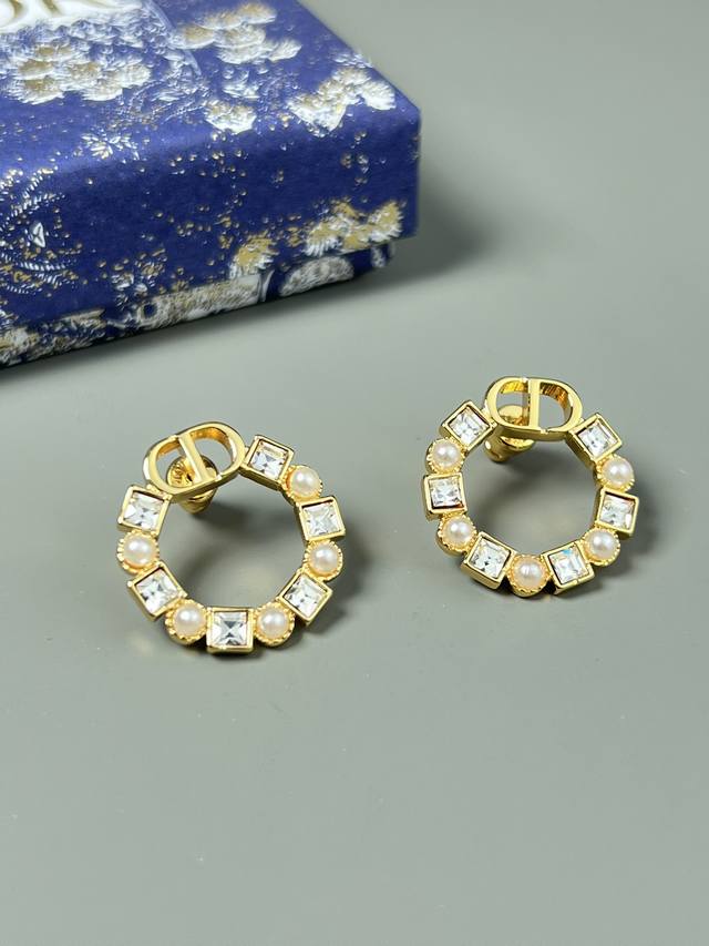 Cd earrings combine classic chic with Dior elegance. The "Cd" signature in gold-