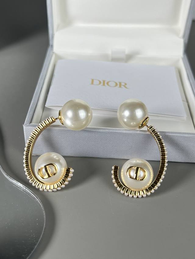 Dior new pearl earrings, Dior earrings new high-end customization, simple yet hi