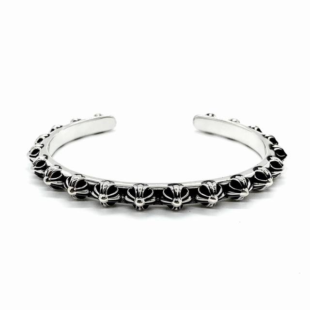 Chloe Heart Cross Bracelet The overall style of the engraving is consistent. It