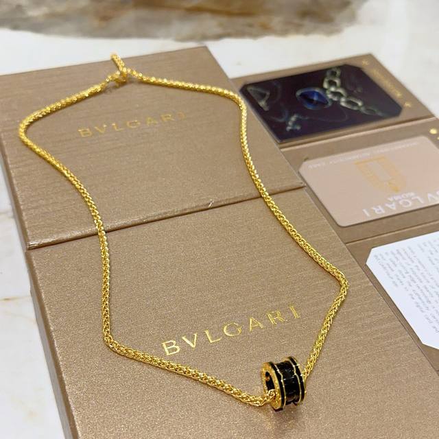 Bulgari necklace V gold material. The Bulgari Divas' Dream series is perfect in