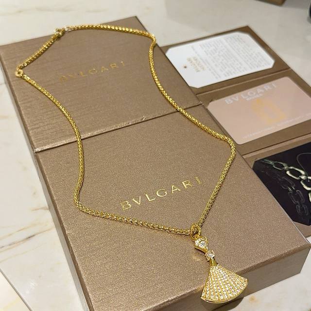 Bulgari necklace V gold material Bvlgari Bulgari Divas' Dream series is perfect