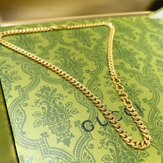 The latest Gucci necklace, the chain is higher grade, the same as the celebrity