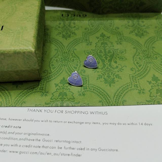 Gucci This pair of earrings features a heart-shaped background with a hollowed-o