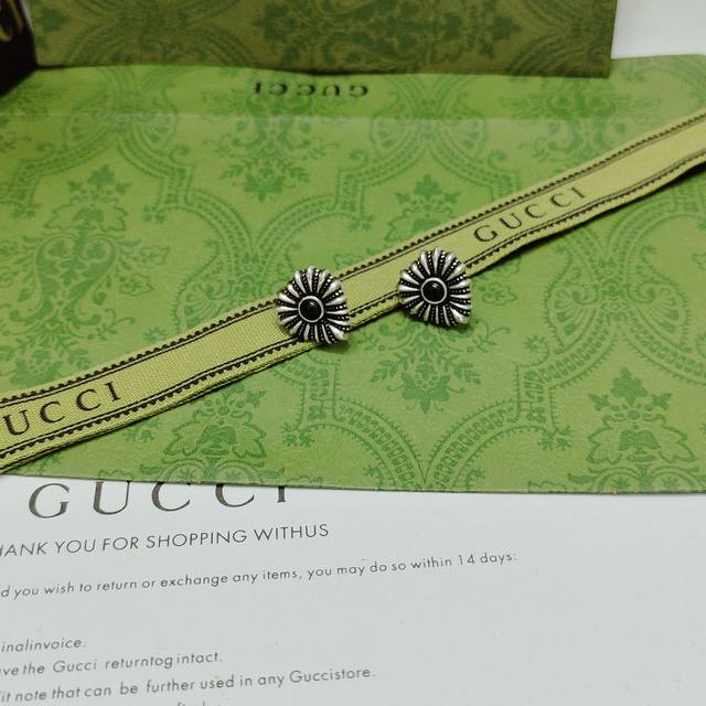 GucciThe new enlarged shape is matched with romantic patterns such as hearts and