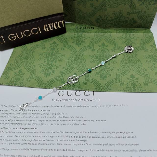 Gucci Double G as a classic logo appears in this bracelet Mother-of-pearl and to