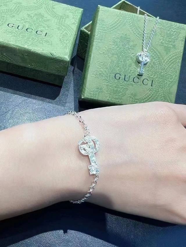 necklace, bracelet, earrings 70Gucci has a new style. Based on the old style of
