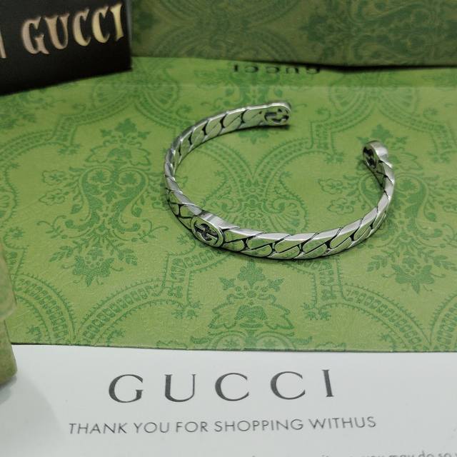 Gucci This bracelet has a triple G with a curb chain structure Size: 17Cm One si