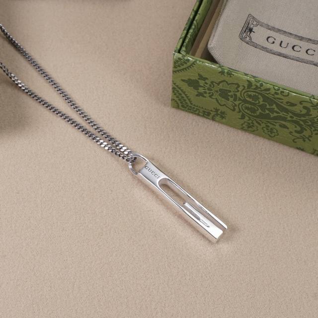 Gucci rectangular G necklace The hollow G with the side chain is very versatile,