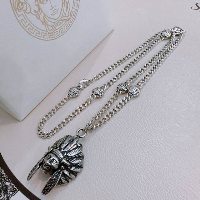 High-quality Versace necklace with Medusa head, original goods, new model from