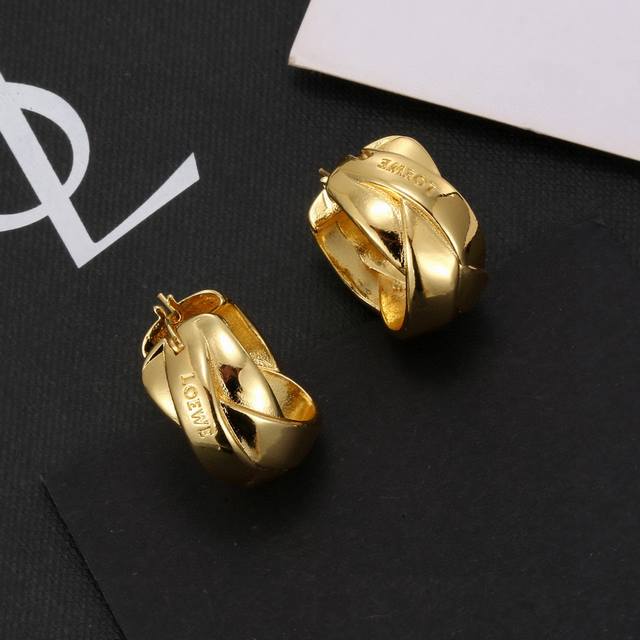The design of the golden hit Loewe is really amazing and very artistic! Its logo