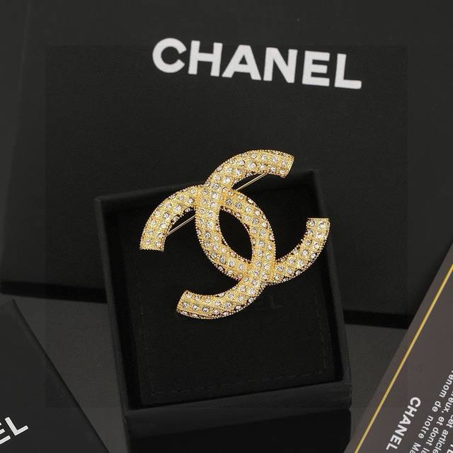 Ch Nel's latest brooch is indescribably classy and pleasing to the eye Classic d