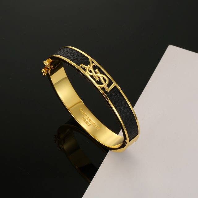 YSL cowhide bracelet is classic, luxurious, fashionable and versatile, just like