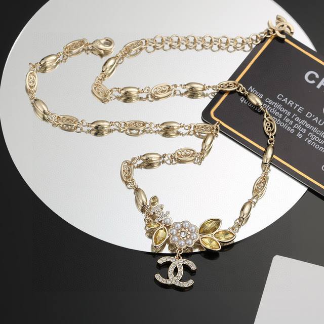 Xiaohongshu recommends the hot-selling Chanel letter camellia latest gold neckla