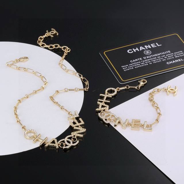 The latest Chanel letter bracelet necklace is very beautiful, exquisite and gen