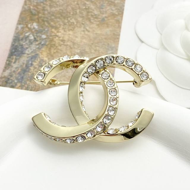 Code A585 Chanel brooch hot-selling model is on sale now. Chan 23 double C twis