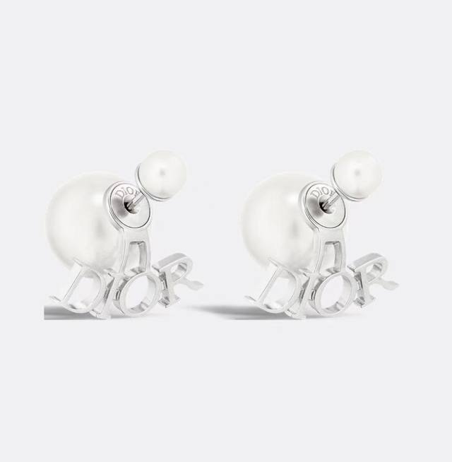 Dior Dior earrings new models are on sale at the counter. They are so beautiful