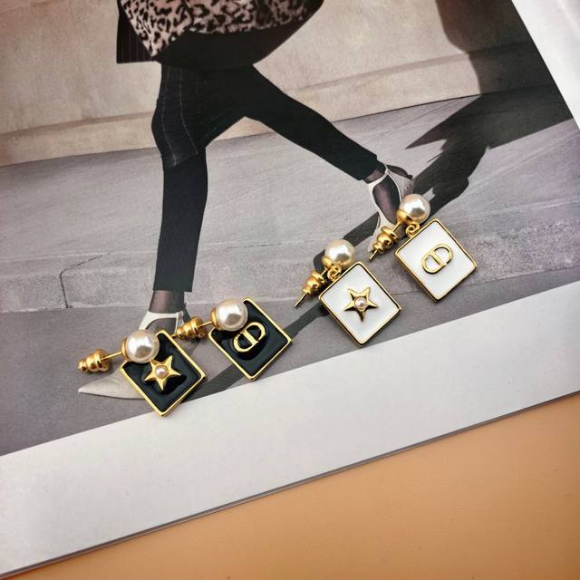 Dior's new style is loved by all the top brands. Dior's new letter earrings with