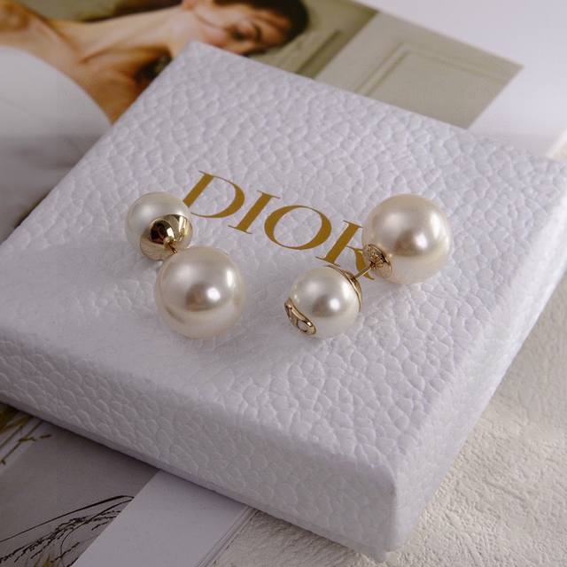 Dior's new style is loved by all the top brands. Dior's new earrings with metal