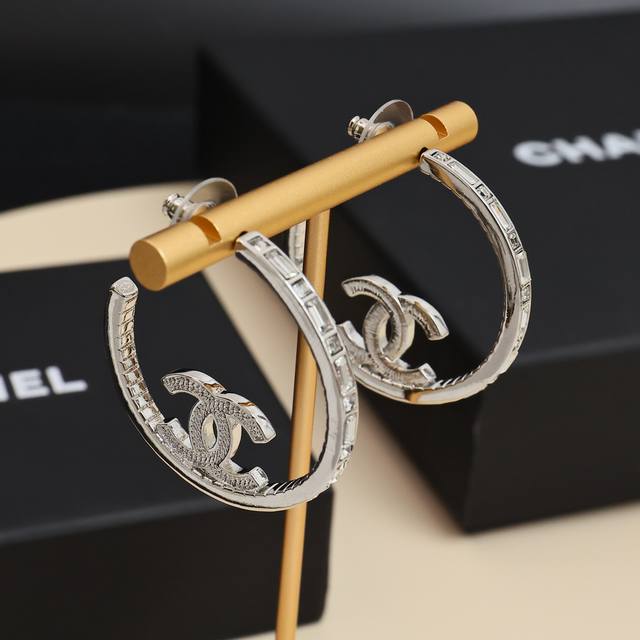 Sharing the hoop hollow rhinestone double C earrings Classic silver hoop hollow