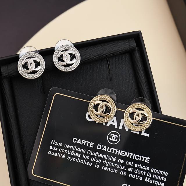 Hollow twisted texture round earrings A must-have this time! Classic double C de